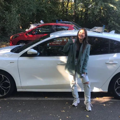 Bente is geslaagd voor het rijexamen bij Autorijschool Van Haren