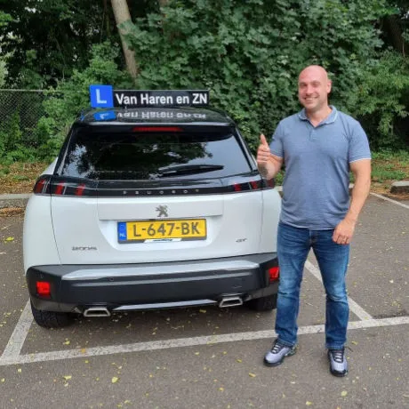 Cor is geslaagd voor het rijexamen bij Autorijschool Van Haren