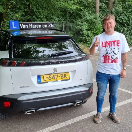 Delano is geslaagd voor het rijexamen bij Autorijschool Van Haren