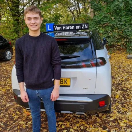 Mike is geslaagd voor het rijexamen bij Autorijschool Van Haren