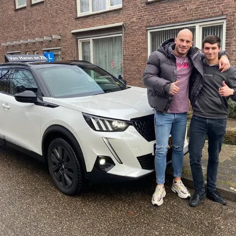 Noah is geslaagd voor het rijexamen bij Autorijschool Van Haren