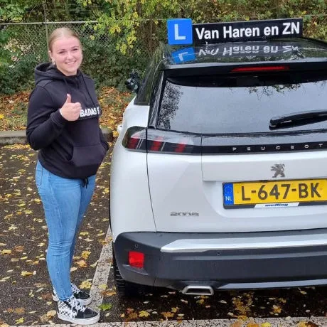 Priscilla is geslaagd voor het rijexamen bij Autorijschool Van Haren