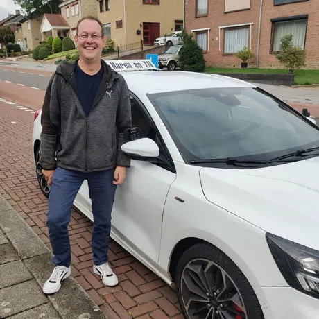 Robert is geslaagd voor het rijexamen bij Autorijschool Van Haren