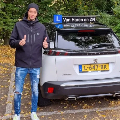 Stanley is geslaagd voor het rijexamen bij Autorijschool Van Haren