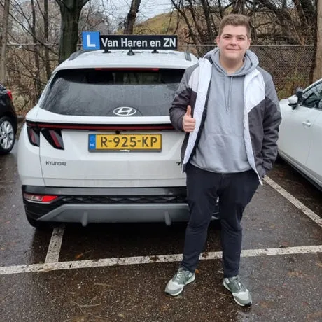 Tim is geslaagd voor het rijexamen bij Autorijschool Van Haren